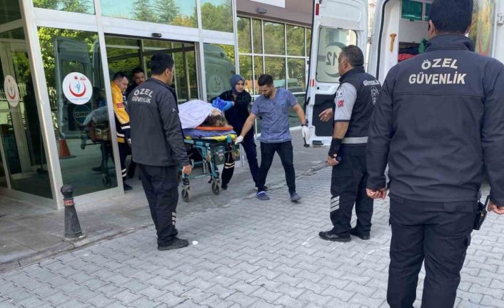 Konya’da minibüs bariyere çarptı: 2 yaralı