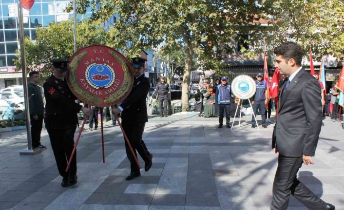 Manyas’ta Cumhuriyet Bayramı çelenk sunumu ile başladı