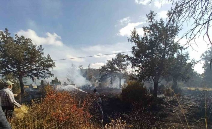 Mezarlıkta çıkan ot yangını vatandaşlarca söndürüldü