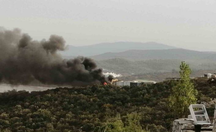 Milas’ta işçilerin kaldığı inşaat konteynerleri alev aldı