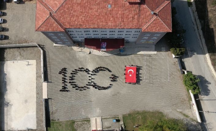 Öğrenci ve öğretmenlerden "100.Yıl" koreografisi