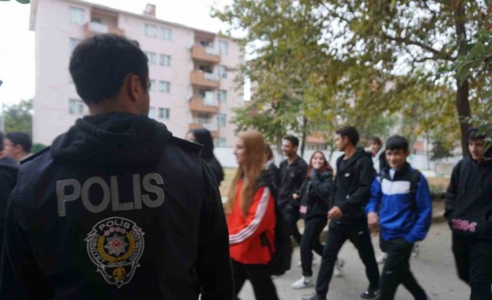 Polis ekipleri okul çevrelerindeki denetimlerini arttırdı