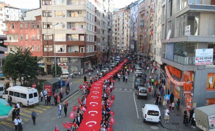 Rize’de Cumhuriyetin 100. Yılında 100 metrelik bayrakla yürüyüş yapıldı