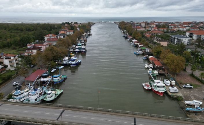 Sakarya’da iki balıkçı teknesi battı