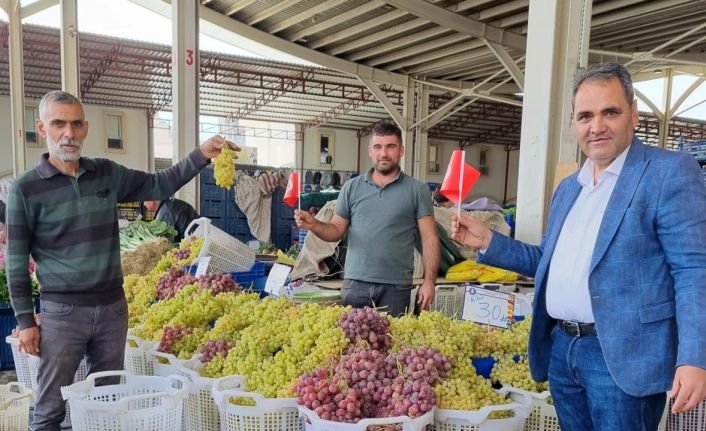 Salihli Manavlar ve Pazarcılar Odası’ndan esnafa ay yıldızlı bayrak