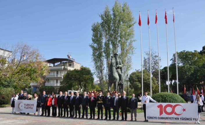 Salihli’de Cumhuriyet’in 100. yılı çelenk sunumuyla başladı