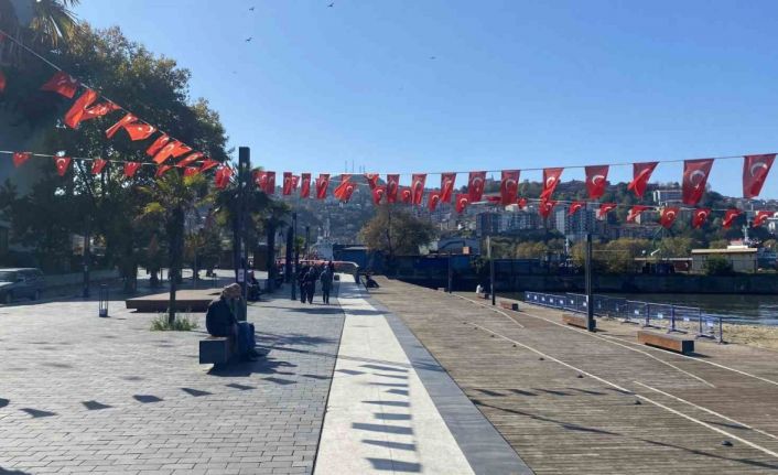 Sıcak havayı fırsat bilen sahilin tadını çıkarttı