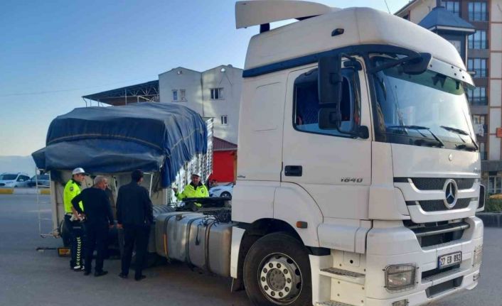 Şırnak’ta tır virajı alırken dorsesi düştü