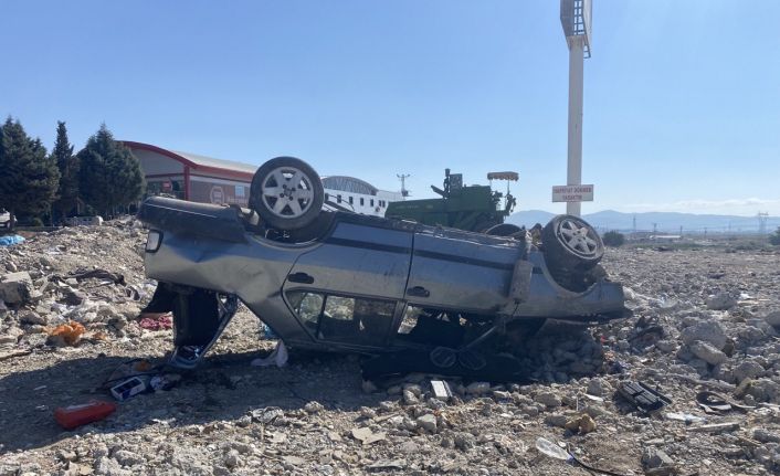 Takla atan otomobil 50 metre sürüklendi: 1 yaralı