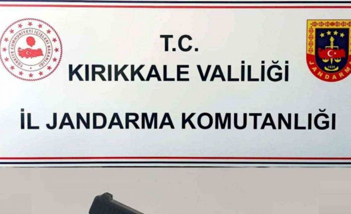 Üzerinde bulundurduğu ruhsatsız tabancayı jandarmaya yakalattı