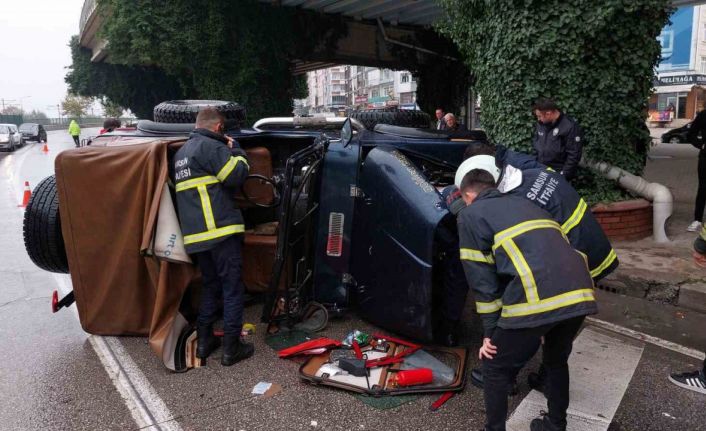 Viyadük ayağına çarpan cip devrildi