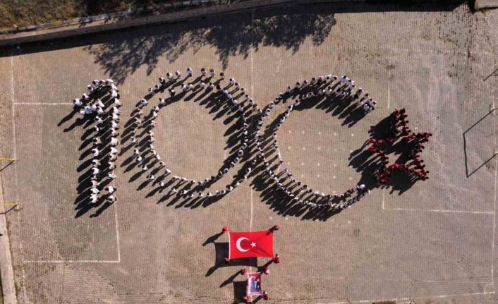 Yozgat’ta öğrencilerden 100. yıl koreografisi