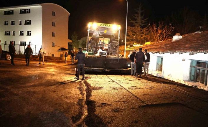 Belediyenin asfalt çalışmaları gece-gündüz devam ediyor