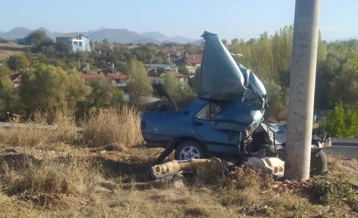 Beton direğe çarpan otomobilin sürücüsü ağır yaralandı