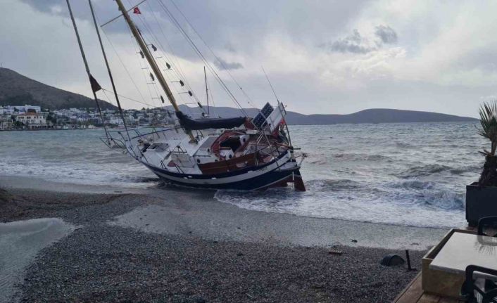 Bodrum’da düzensiz göçmen teknesi karaya vurdu