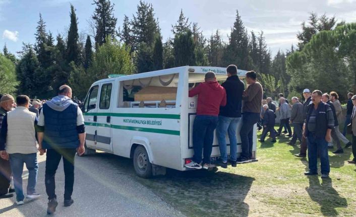 Cinnet kurbanı anne ve oğulları toprağa verildi