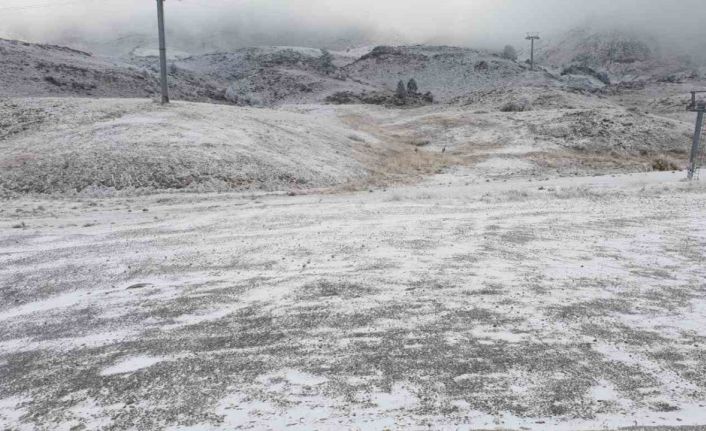 Denizli Kayak Merkezi yılın ilk beyaz örtüsünü aldı