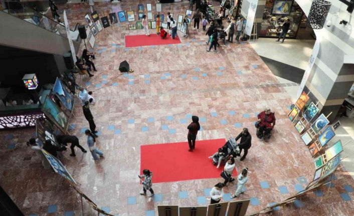 Diyarbakır’da kursiyerlerin resim ve takıları sergilendi