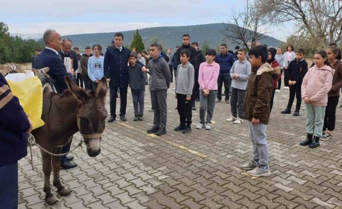 ’Eşekli Dostoyevski’ Bursa Orhaneli’de çocuklarla buluştu