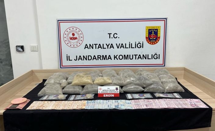 Evini uyuşturucu imalathanesine çevirdi, jandarma operasyonuyla yakalandı