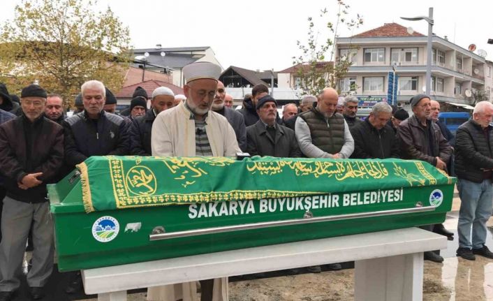 Evinin salonunda ölü bulunmuştu, kız kardeşinin yanına defnedildi