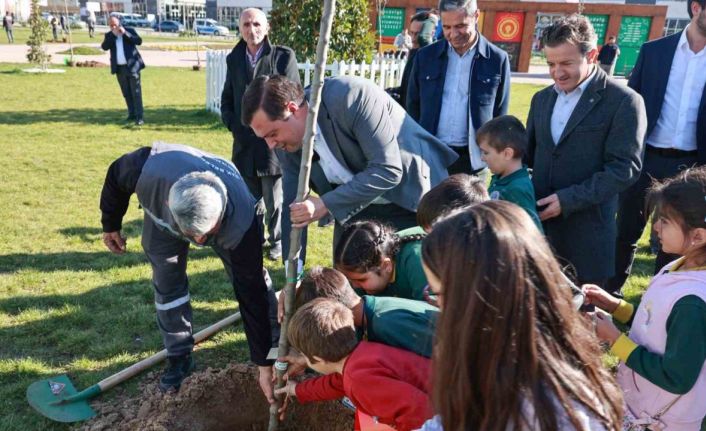 Fidanlar bu kez şehit öğretmenler anısına toprakla buluştu