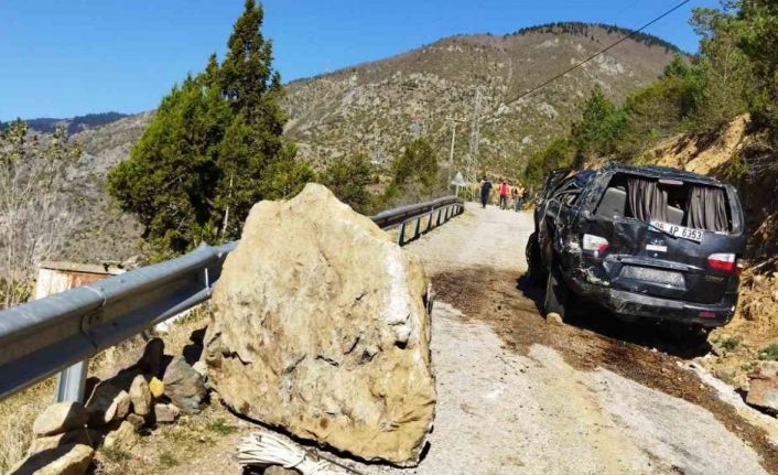 Gümüşhane’de işçilerin bulunduğu minibüs uçuruma yuvarlandı: 2 yaralı