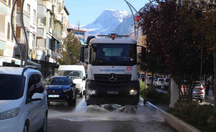 Hakkari’de yağmur sonrası cadde temizliği