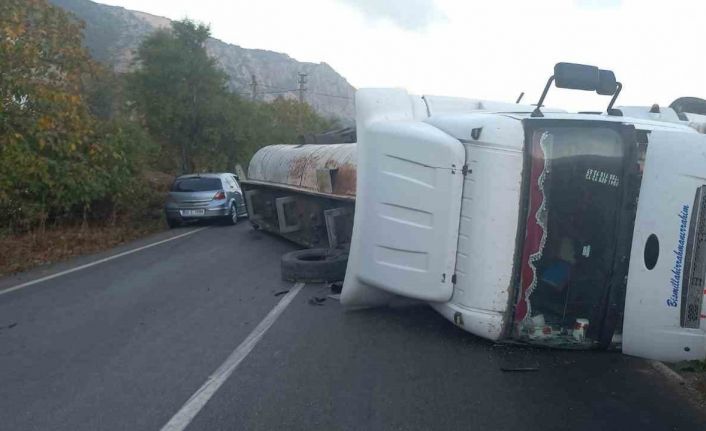 Isparta’da asfalt malzemesi yüklü tır devrildi