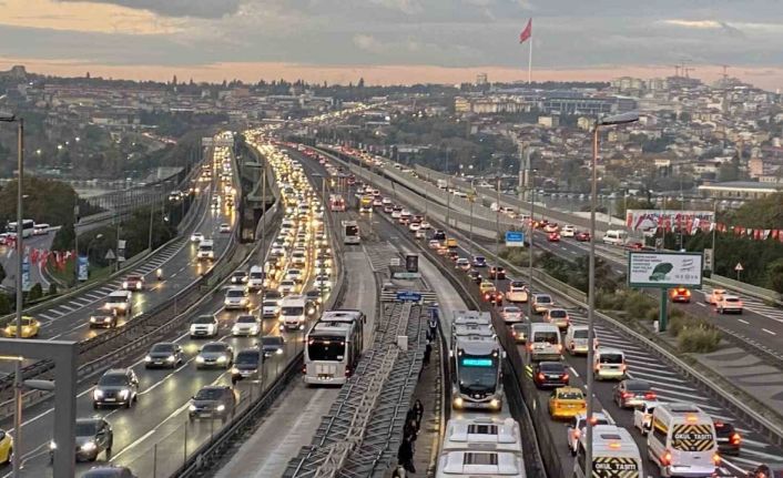 İstanbul’da okulların yeniden açılmasıyla sabah trafik yoğunluğu oluştu