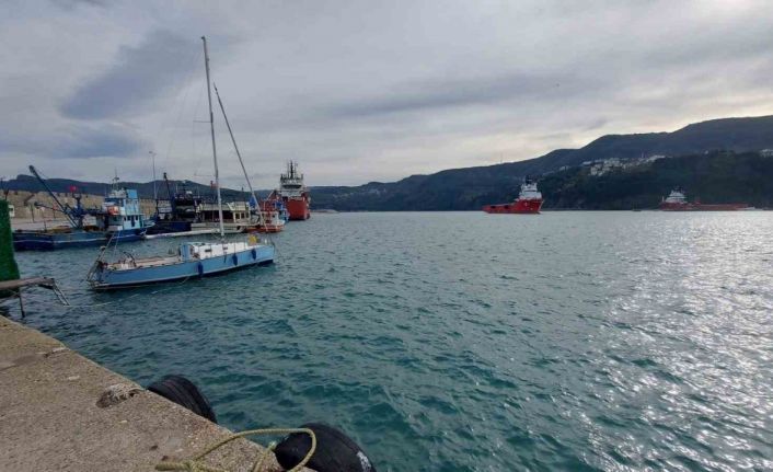 Karadeniz’de petrol aramada görevli tekneler Amasra Limanı’na sığındı