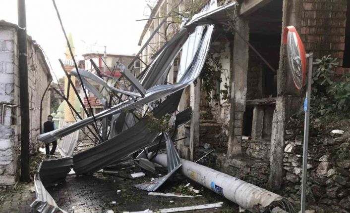 Karpuzlu’da etkili olan fırtına çatıları uçurdu