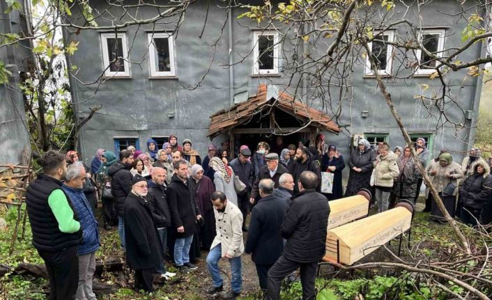 Kocaeli’deki aile katliamında ölen anne ile oğlu Sinop’ta toprağa verildi