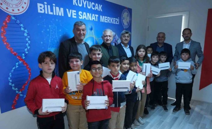 Kuyucak’ta BİLSEM öğrencilerine tablet hediye edildi