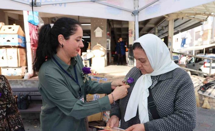 Marmaris’te kadınlara hem broşür hem çiçek