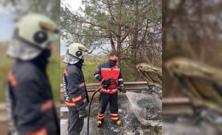 Otoyolda seyir halinde alev alan otomobil kullanılamaz hale geldi