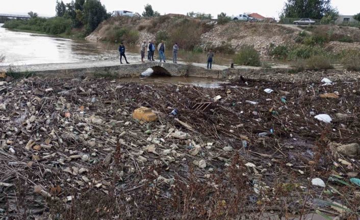 Sel sonrası Menderes Nehri çöple kaplandı