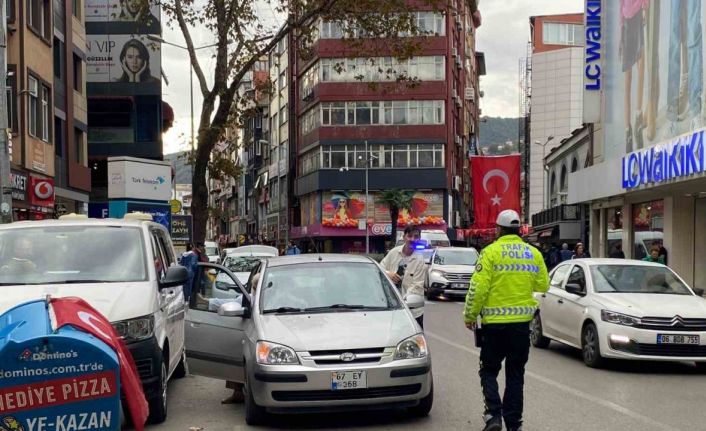 Trafik ekipleri cadde üzerindeki parklara geçit vermedi