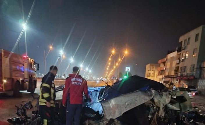 Trafik levhası direğine çarpan otomobil kağıt gibi yırtıldı, sürücü öldü