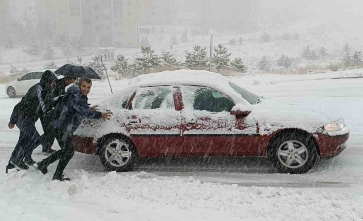 Van’da kar hayatı felç etti: Araçlar yolda kaldı