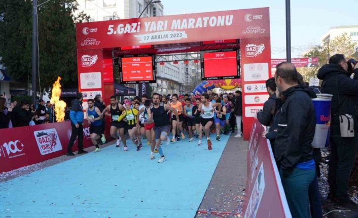 5. Gazi Yarı Maratonu bin 300 sporcunun katılımıyla gerşekleştirildi