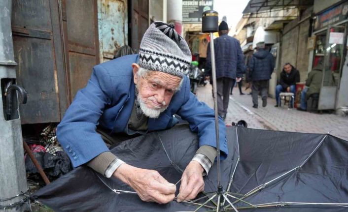 94 yaşındaki şemsiye tamircisinin başında kuyruk oluyorlar