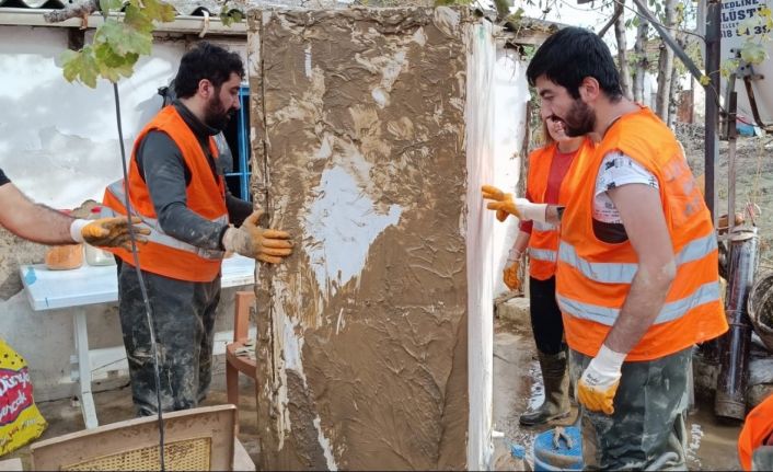 AFAD gönüllüleri selden etkilenen bölgelerde yaraları sarıyor