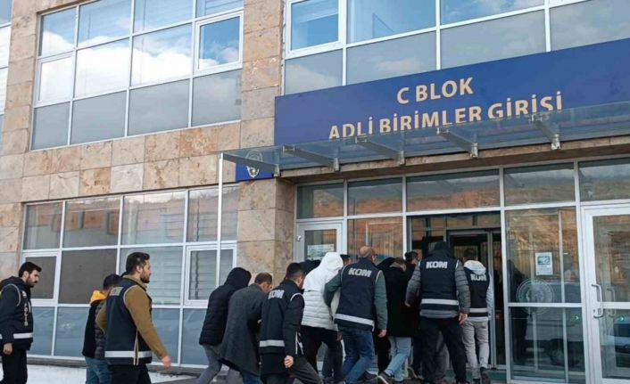 Başkasının yerine sınava girmek isteyen 21 kişi yakalandı