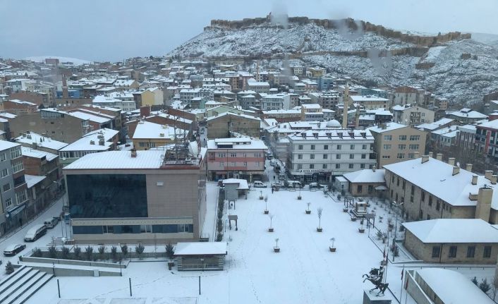 Bayburt pazar gününe kar yağışıyla uyandı