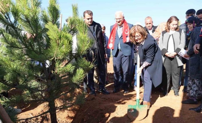 Büyükşehir, Taşlıca Malazgirt Mahallesi’nde ağaç dikimi yaptı