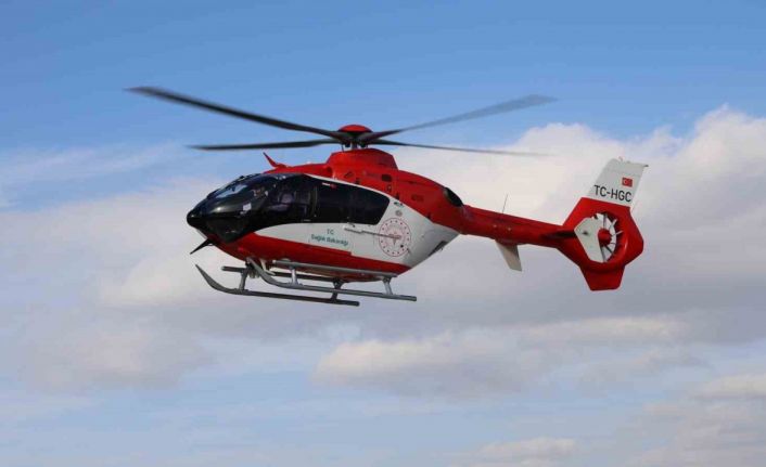 Çatıdan düşüp ağır yaralandı, ambulans helikopterle hastaneye götürüldü