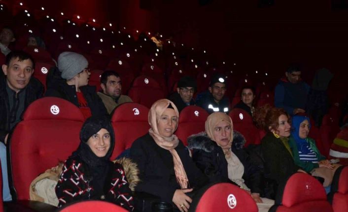 Diyarbakır’da engelli vatandaşlara sinema keyfi