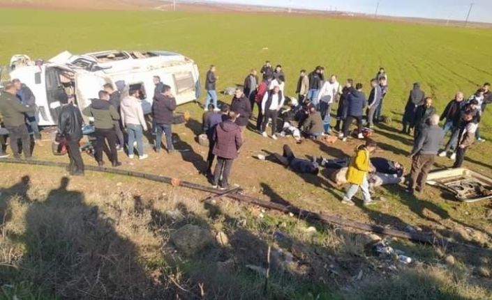 Diyarbakır’da yolcu minibüsü şarampole devrildi: 4’ü ağır 16 yaralı