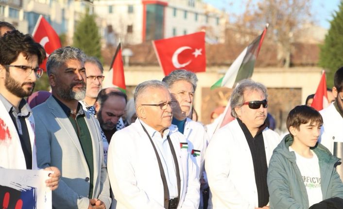 Doktorlar ve sağlık çalışanları İsrail’i protesto etti